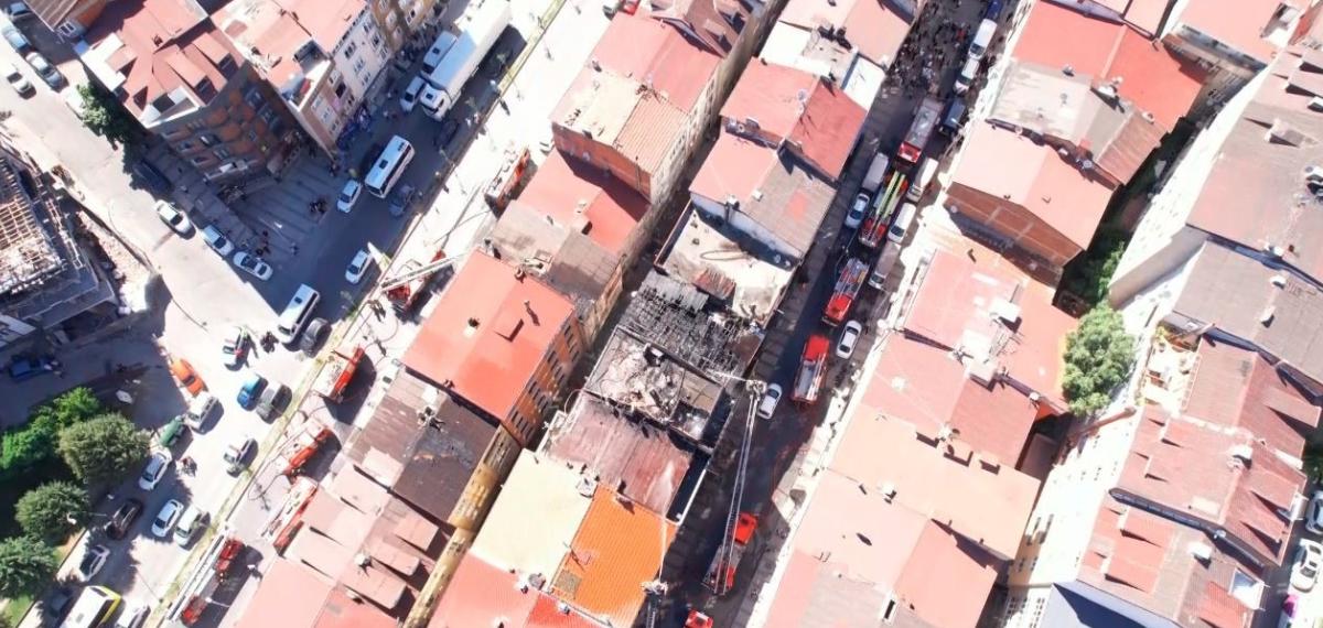Sultangazi’de bir binanın çatısında yangın çıktı