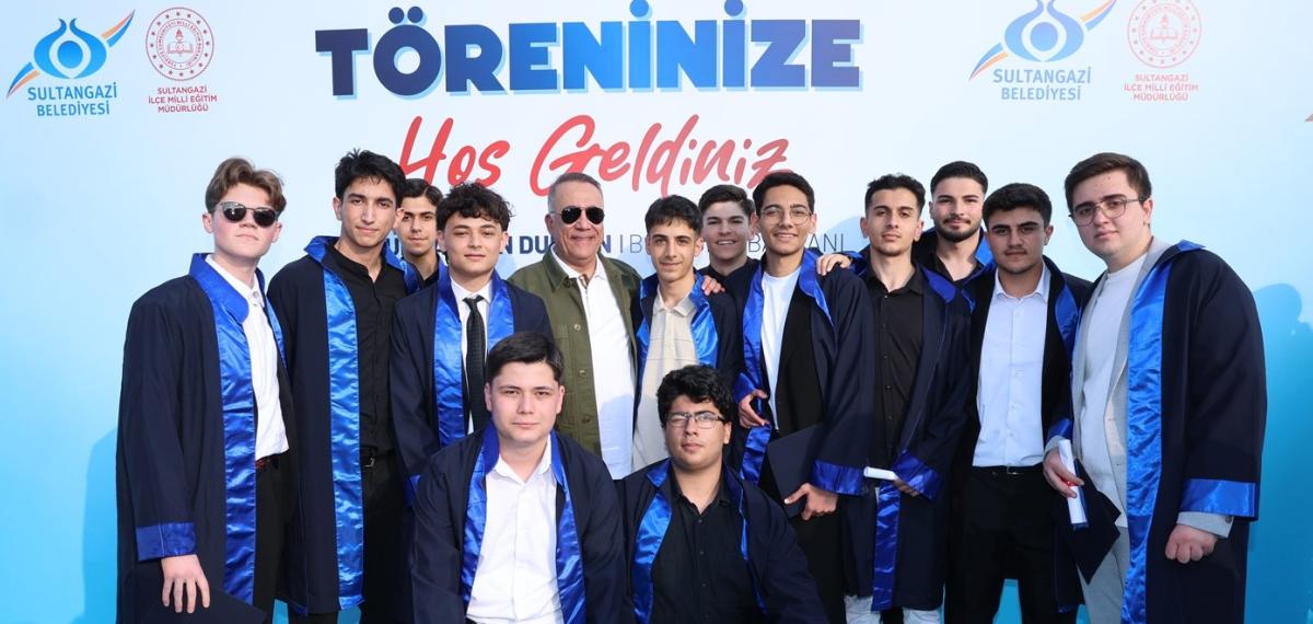 Sultangazi’de Lise Öğrencilerinin Mezuniyet Coşkusu