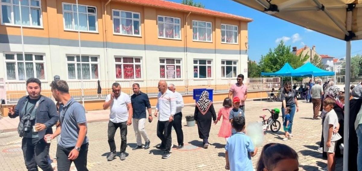 Tavşanlı’da Okulda Hayır Çarşısı Düzenlendi
