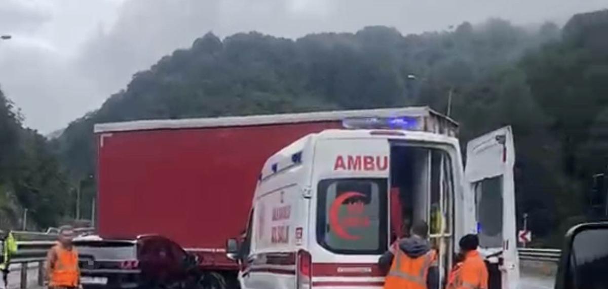 Tem Otoyolu’nda Tırdan Ayrılan Dorseye Araba Çarptı: 2 Yaralı