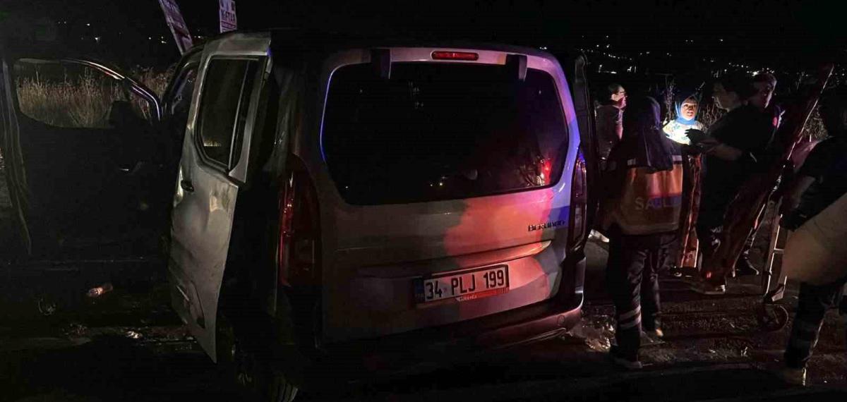 Traktöre Çarpan Araçta 4 Kişi Yaralandı