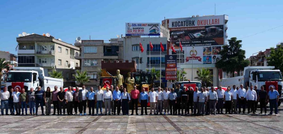Turgutlu Belediyesi yeni araç ve iş makinelerini hizmete sundu