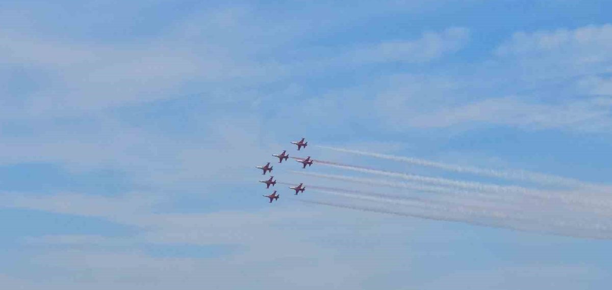 Türk Yıldızları Florennes’te 45 dakikalık gösteriyle Belçika semalarında uçtu