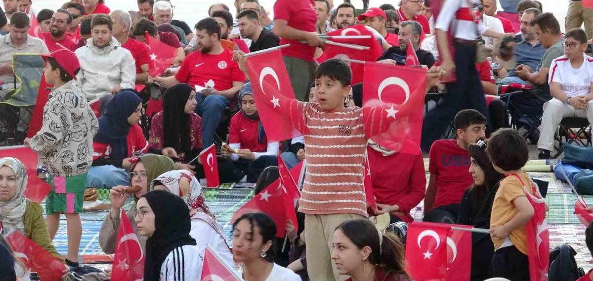 Milli Maç Heyecanını İHL Bahçesinde Dev Ekranda İzlediler