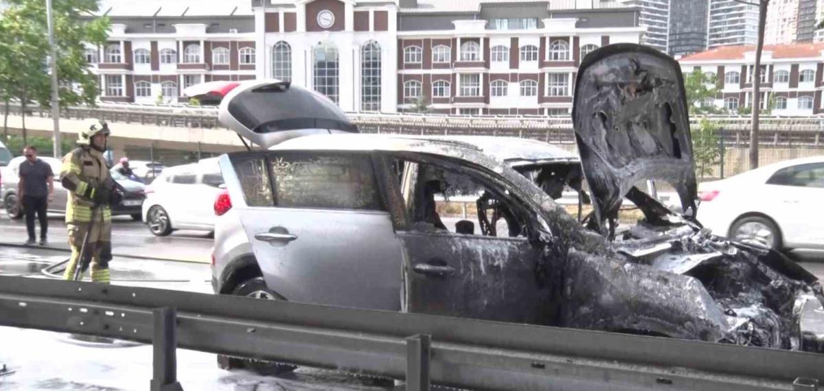Üsküdar’daki Yol Güvenliğini Tehdit Eden Araç Yangını: Olayın Ayrıntıları ve Müdahale Süreci