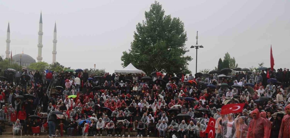 Yağmur Dinlemediler, Ulusal Maç İçin Meydana Koştular