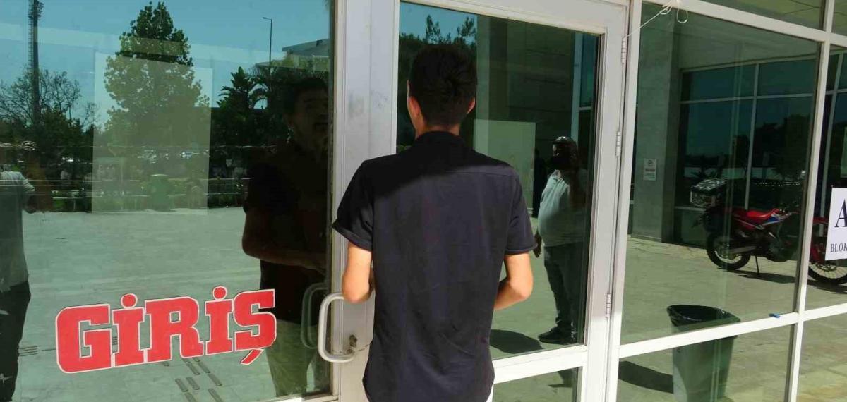 YKS TYT Sınavı: Kapılar 10.15’te Kapandı, Ozan Kızıl ve Diğer Adayların Yaşadığı Dakikalık Heyecan