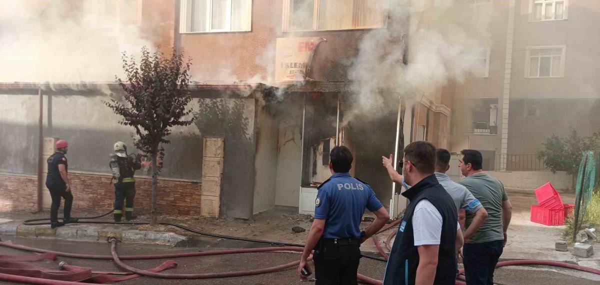 Yumurta Dükkanını Saran Alevlere İş Makinesiyle Müdahale
