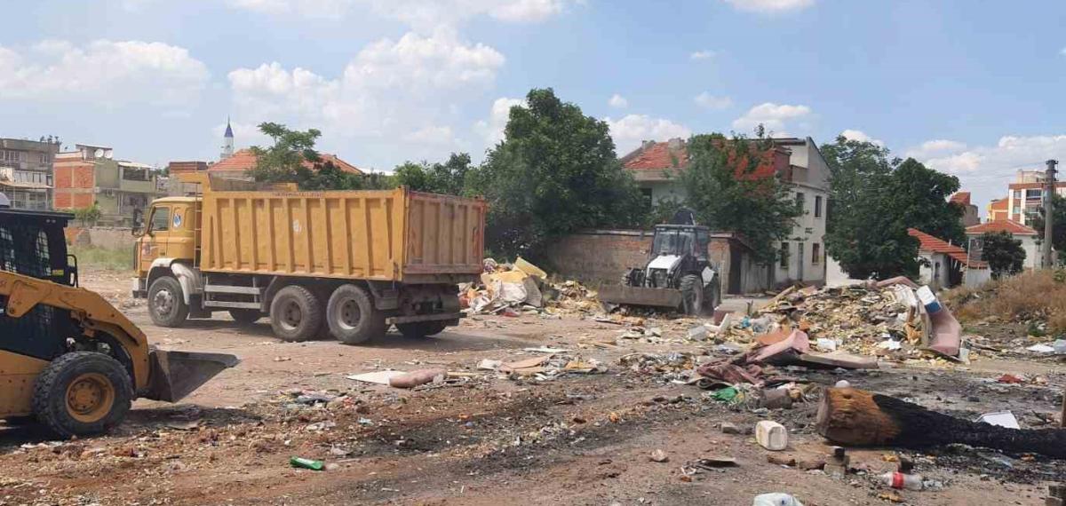 Yunusemre’de Boş Arazilere Usulsüz Dökülen 8 Kamyon Atık Toplandı