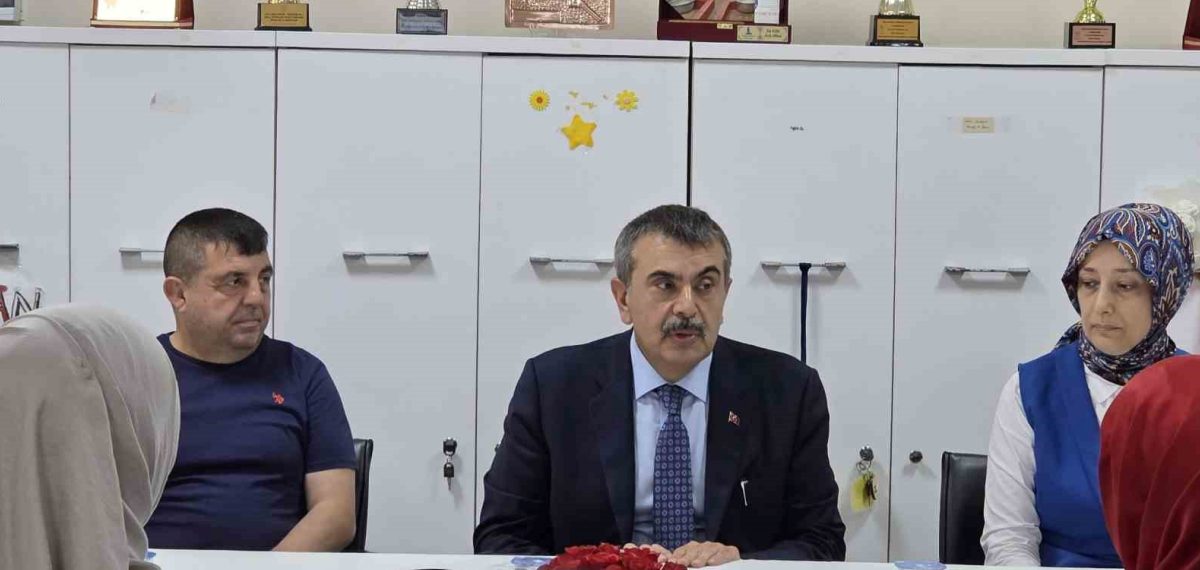 Yusuf Tekin, Rize’de Öğretmenlerle Bir Araya Gelerek Eğitimde Dönüşüm Sürecini Paylaştı