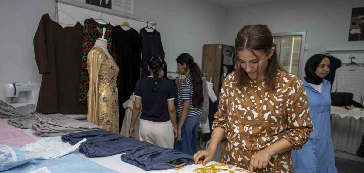 150 kursiyerin el emeği sergisi: MERCEK’te giyim üretim başarısı