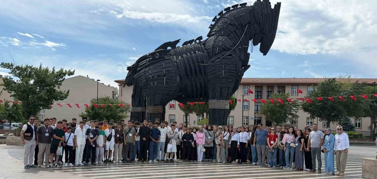 200 Ağrılı lise öğrencisi Çanakkale ve Ankara’yı gezdi, eğitim programı sürdü