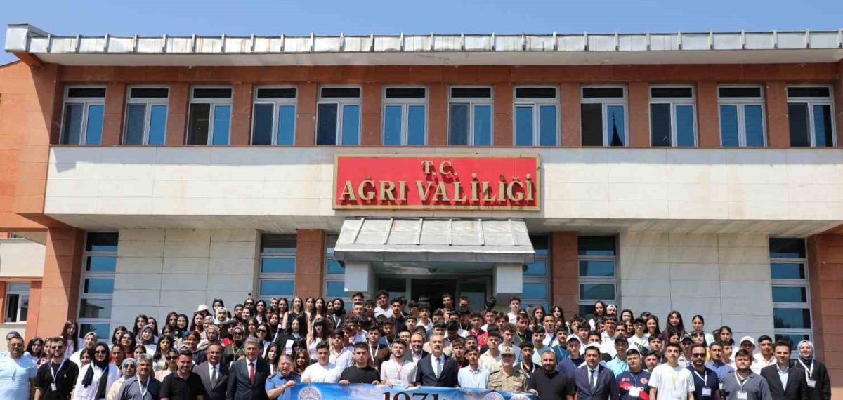 200 lise öğrenci Ahlat, Çanakkale ve Ankara gezisine uğurlandı