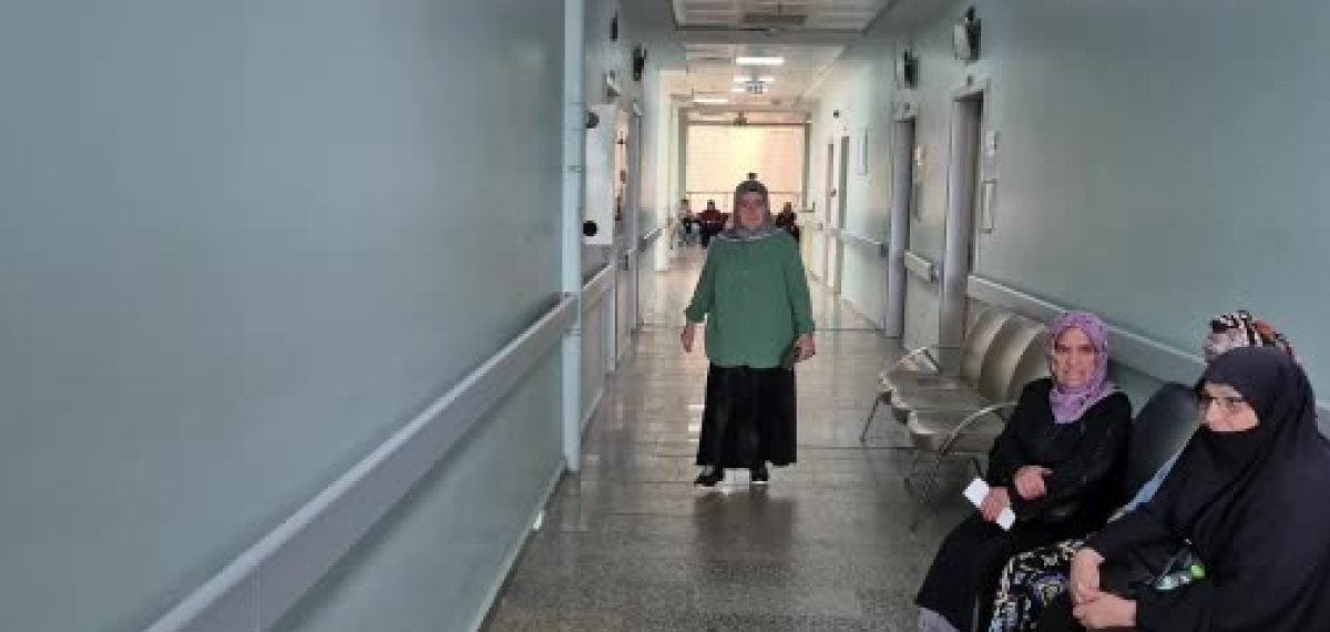 50 yaşında ilk kez ayakkabı giyen kadın, iki aşamalı ameliyatla yürümeye başladı