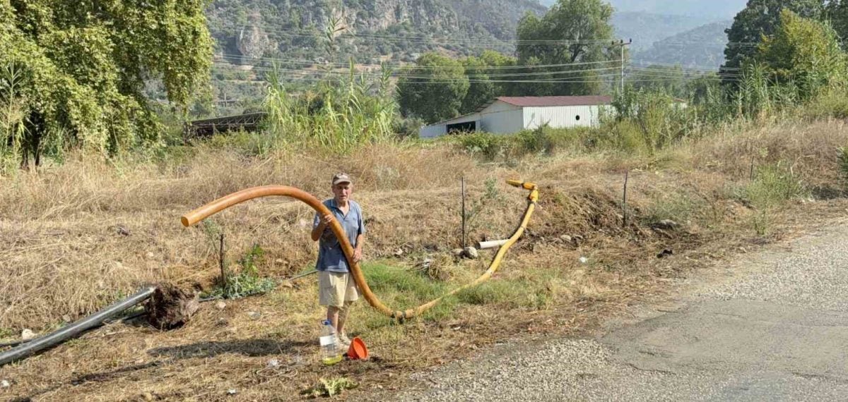 76 yaşındaki kanser hastası, Fethiye İnlice’de kurduğu sistemle yangına su taşıdı