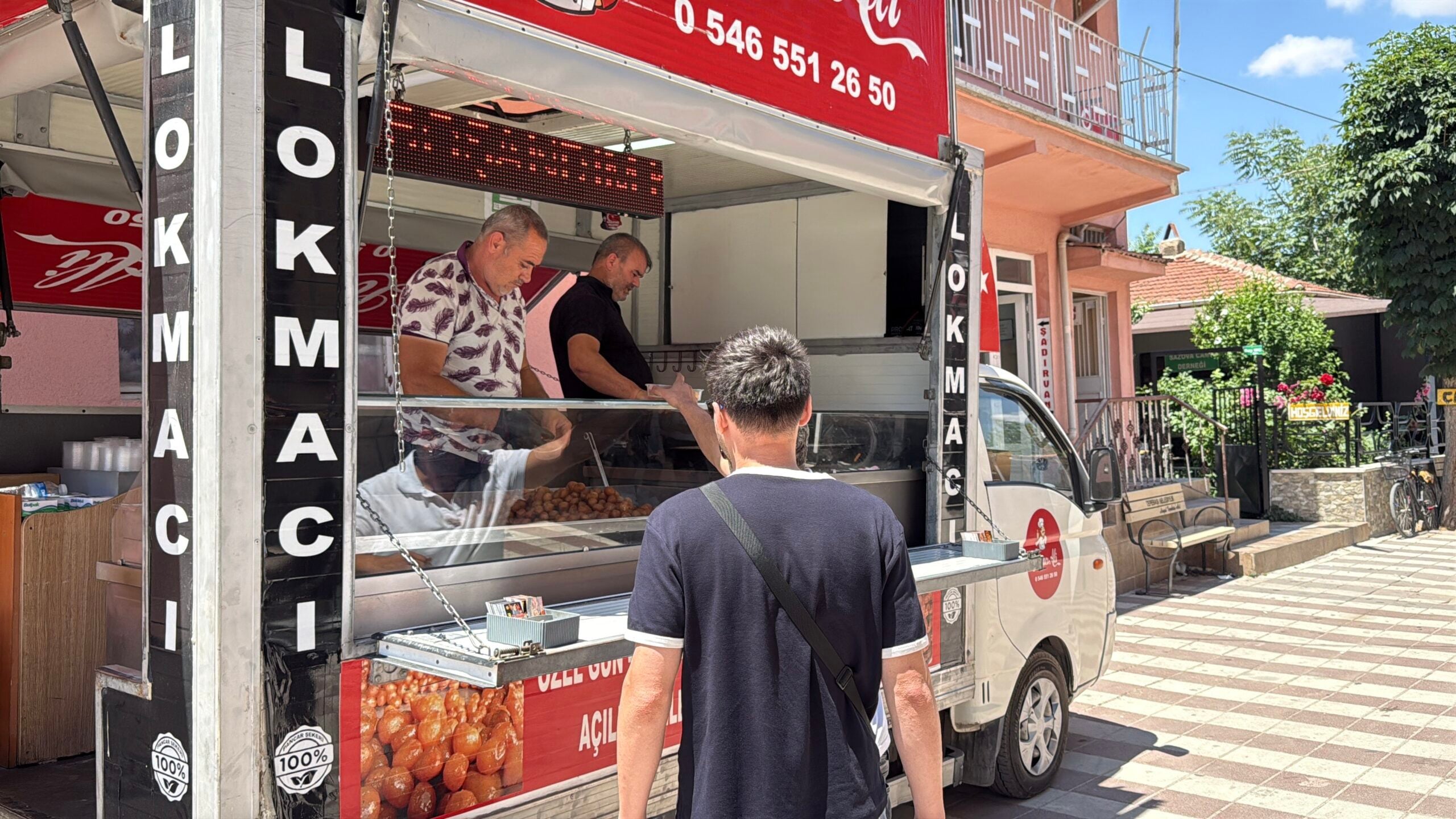 Boşanmadan sonra cami çıkışında 1.500 kişiye lokma dağıttı, yargı paketine teşekkür etti