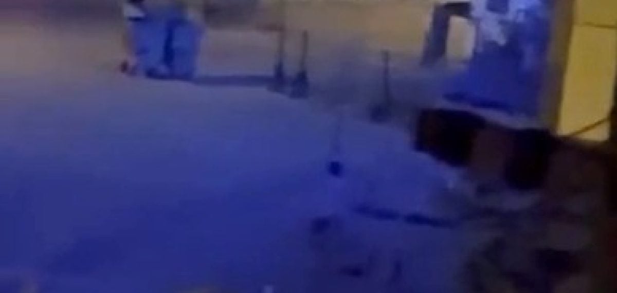 Acil serviste görevli doktor, kalbi duran yaralıya sedyede kesintisiz kalp masajı yaptı