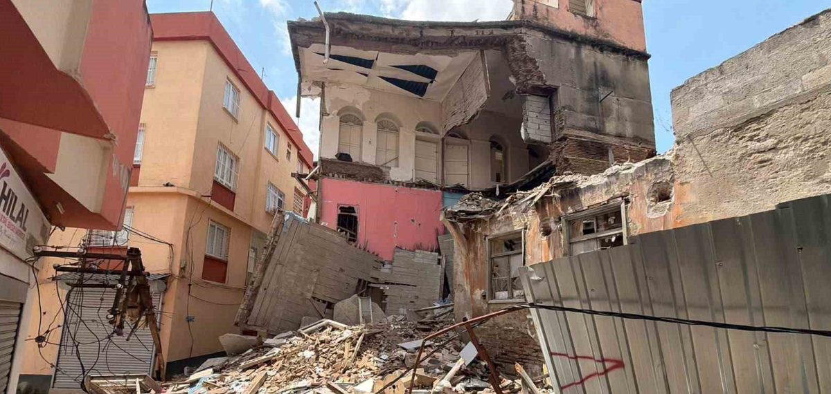 Adana’da metruk binanın kısmi çöküşü 48 gündür enkaz kaldırılmadı, çevreye güvenlik önlemi alınmadı