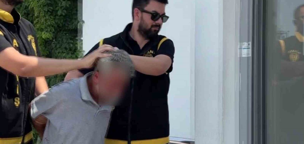 Adana’da takı mağazasının camını kırıp ziynet eşyası çalan şüpheli adliyeye sevk edildi