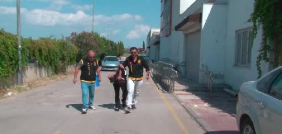 Adana’da üç kişi silahla öldürüldü, şüpheli yakalandı ve adliyeye sevk edildi