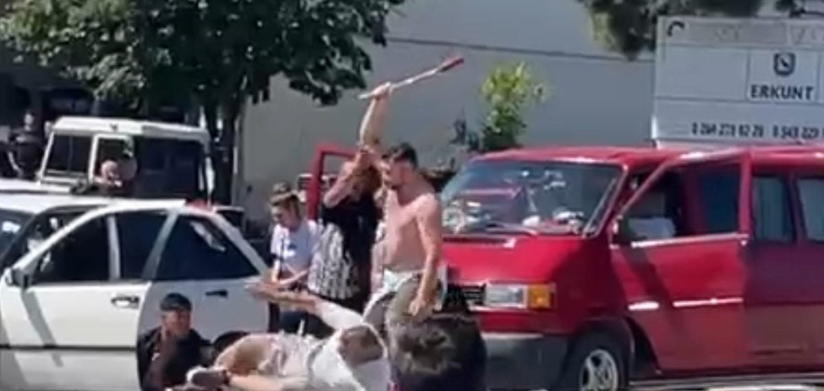 Adapazarı’nda trafikte sopalı ve taşlı kavga: Minibüsün ön camı kırıldı