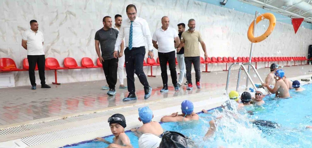 Ağrı’da “Yüzme Bilmeyen Kalmasın” projesi kapsamında ücretsiz yüzme eğitimi sürüyor