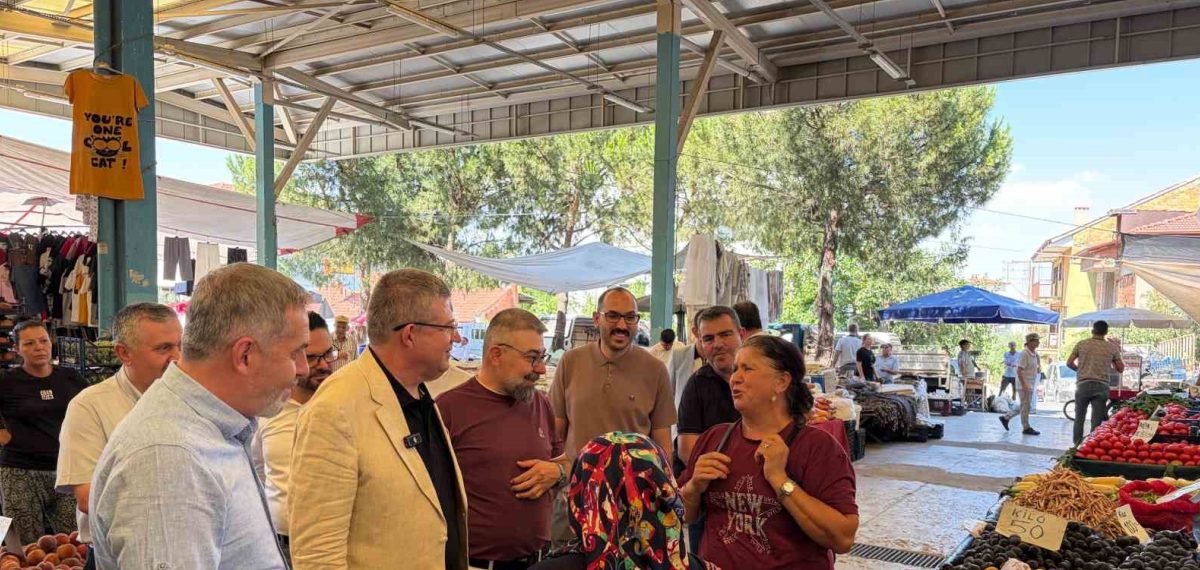 AK Parti heyeti Kayıhan Pazaryeri’nde esnaf ve vatandaşla nabız tuttu