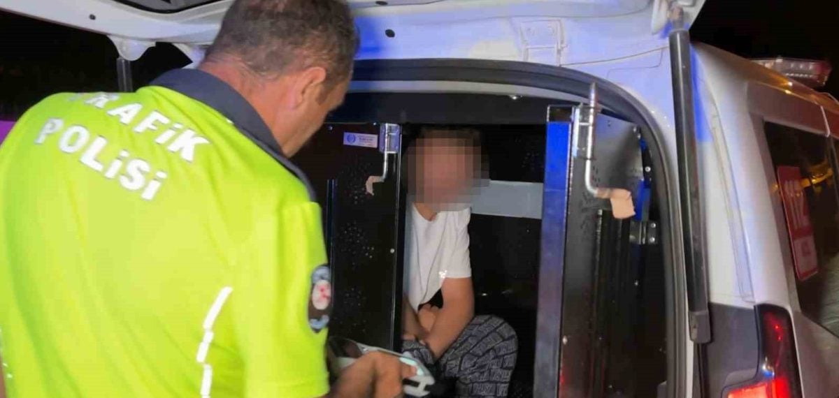 Aksaray’da alkollü sürücü дубalara çarpıp kaçtı, 3.27 promil çıktı