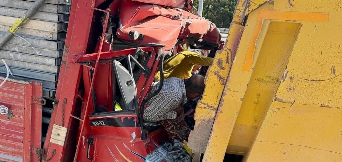 Aksaray’da kamyonete arkadan çarpış: 2 kişi kamyonet kabininde sıkıştı