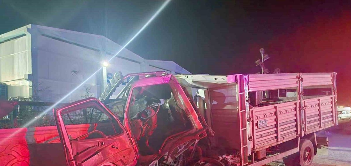 Akşehir’de traktöre çarpan kamyonet fabrikanın duvarına çarptı: 1 ölü, 3 yaralı