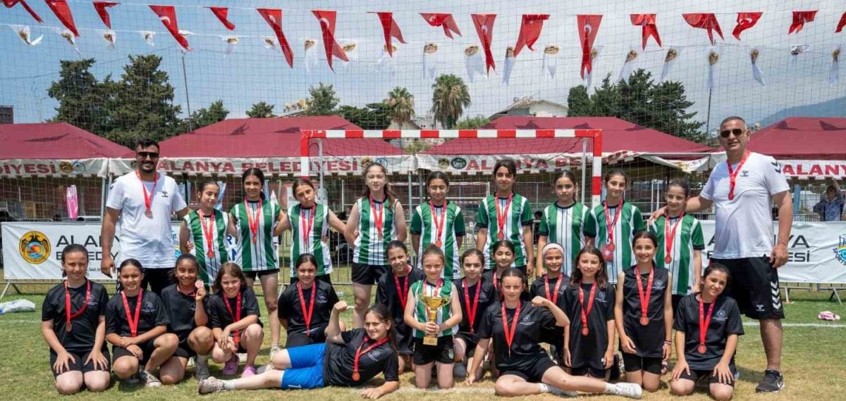 Alanya’da hentbol şenliği sona erdi, mini minikler ve gençlerde şampiyonlar belli oldu