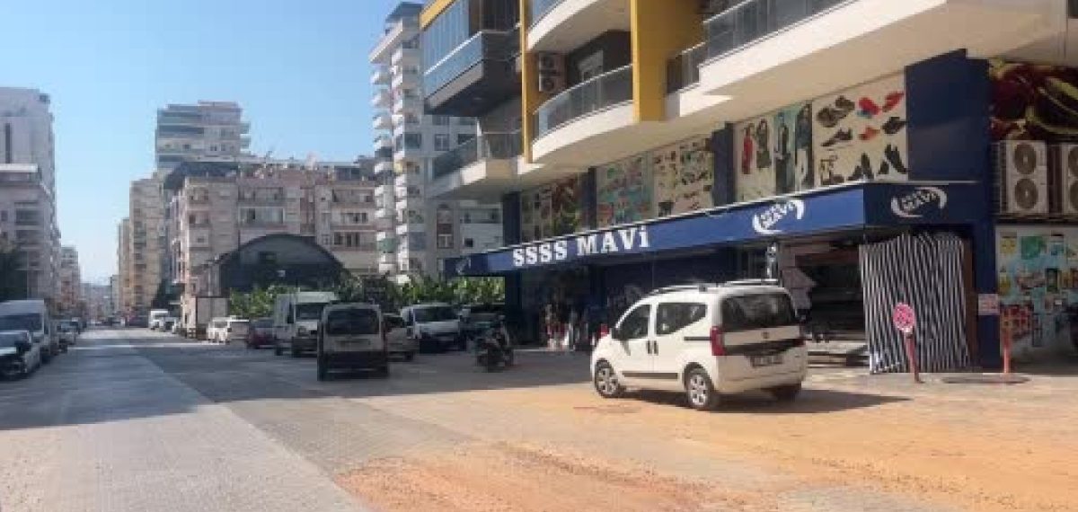 Alanya’da marketten para çalıp 10 yaşındaki çocuğun bulunduğu aracı kaçıran şüpheli tutuklandı