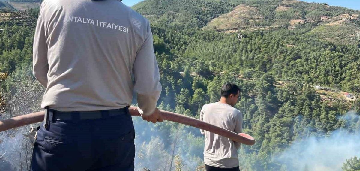 Alanya’da orman yangını yeniden havadan müdahale ile kontrol altına alınmaya çalışılıyor