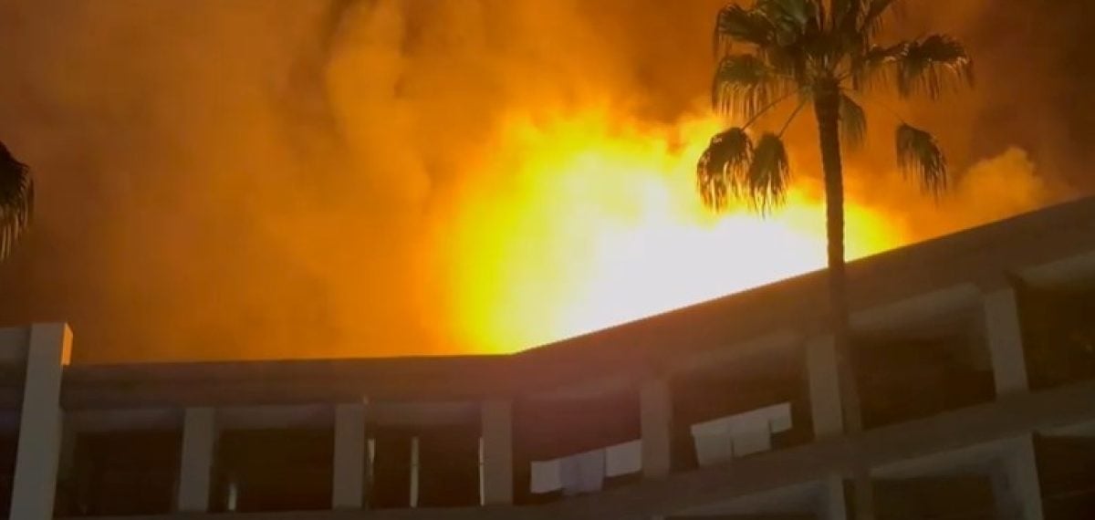 Alanya’da otel çatısında yangın çıktı, misafirler tahliye edildi