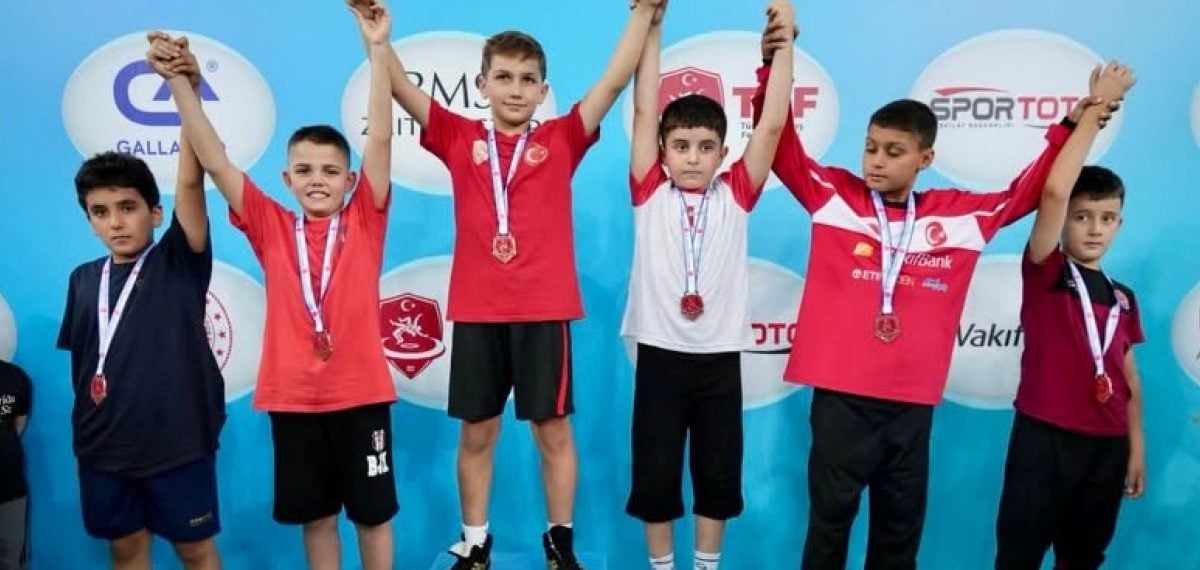 Aliağa’nın minik güreşçileri Ankara’da iki Türkiye derecesi kazandı