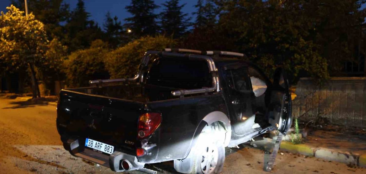 Alkollü ve ehliyetsiz sürücünün kamyoneti üniversite duvarına çarptı, 1 yaralı