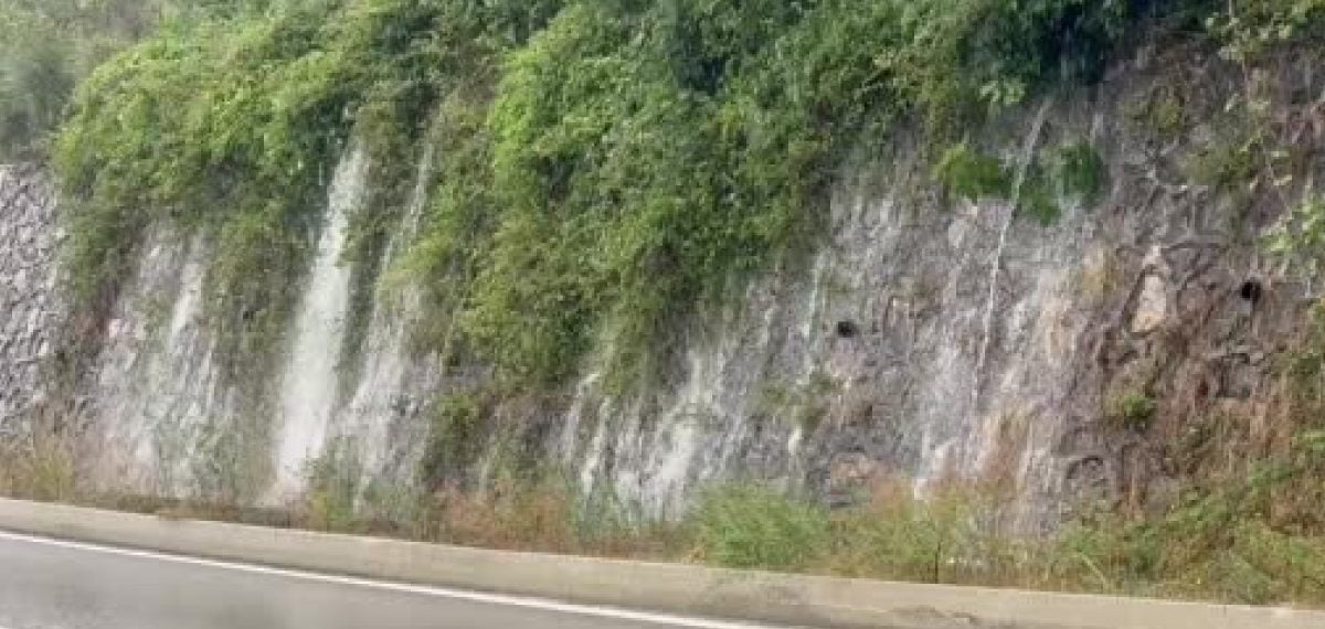 Amasra’da 15 dakikalık sağanak cadde ve sokakları göle çevirdi