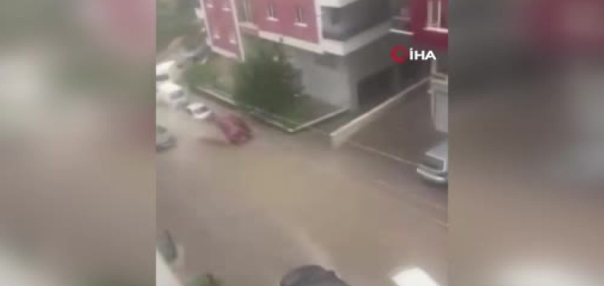 Ankara’da şiddetli sağanak yolları göle çevirdi, Mamak’ta yol çöktü