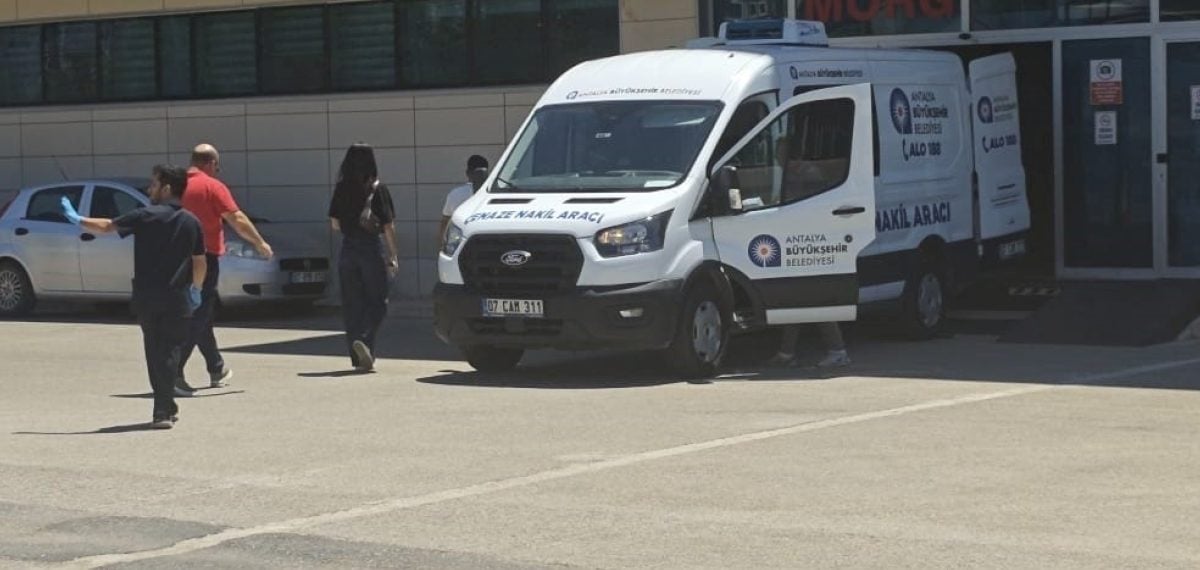 Antalya Kepez’de ilişkisi olduğu iddia edilen şüpheli genç kadını öldürüp intihar etti