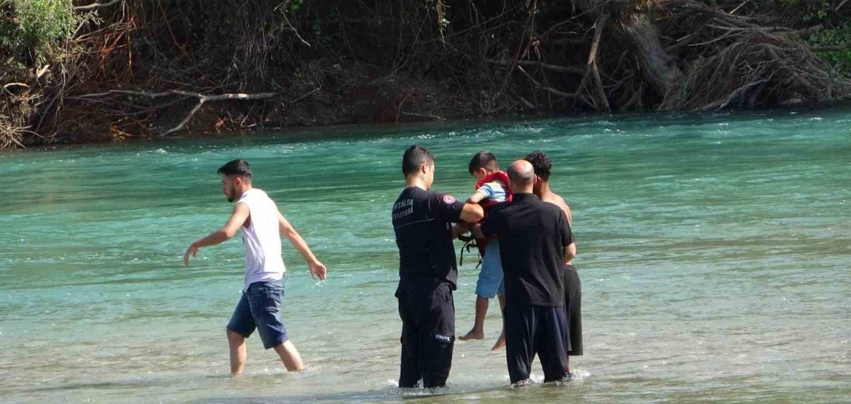Antalya Manavgat Irmağı’nda mahsur kalan 1’i çocuk 4 kişi itfaiye tarafından kurtarıldı
