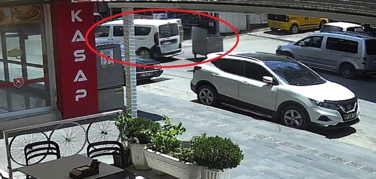 Antalya Serik’te yuvarlanan çöp konteyneri hafif ticari araca çarptı
