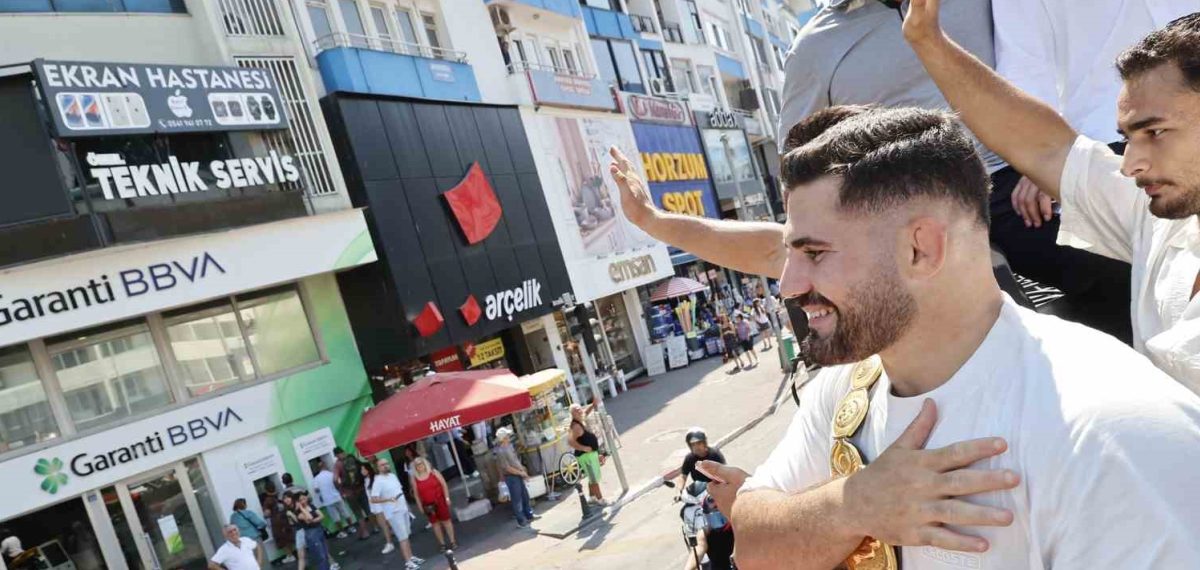 Antalya’da başpehlivan Erkan Taş kortejle karşılandı, altın kemer şehir turuyla getirildi