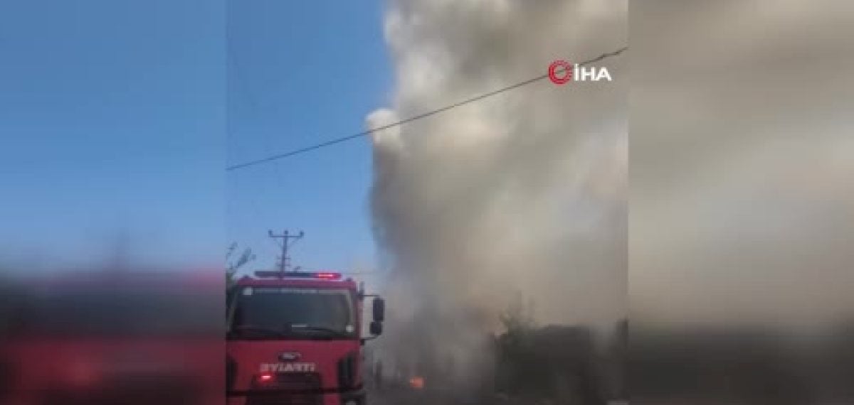 Antalya’da depo yangını bitişikteki üç işyerini yıktı, ekipler 1.5 saatte kontrol altına aldı