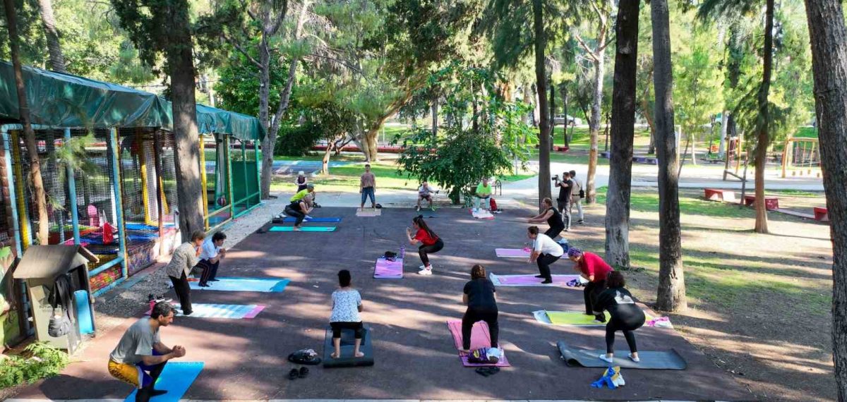 Antalya’da ücretsiz sabah sporu başladı, halk erken saatte parklarda buluşuyor