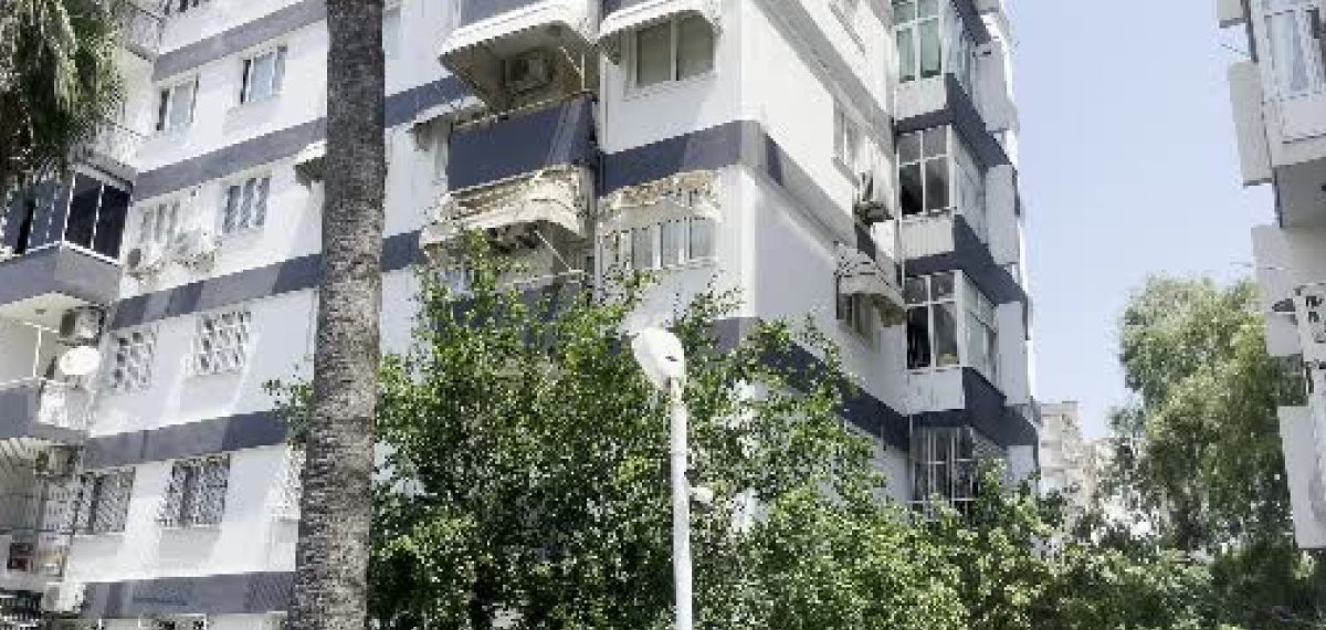 Apartman girişinde eşini çekiç ve bıçakla ağır yaraladı, şüpheli kaçtı