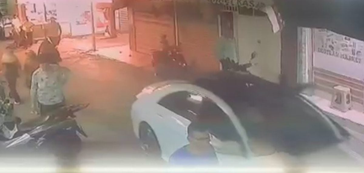 Aracın içinden bıçaklandı, kısa süre sonra kontrolü kaybedip kaza yaptı