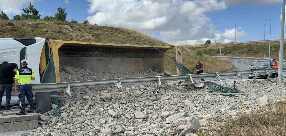 Arnavutköy’de hafriyat kamyonu bariyerlere çarpıp yan yattı, sürücü hastaneye kaldırıldı