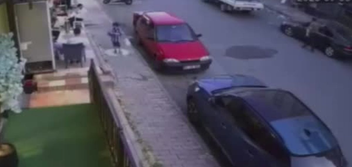 Arnavutköy’de kontrolden çıkan otomobil bebek arabası ve yayaya çarptı