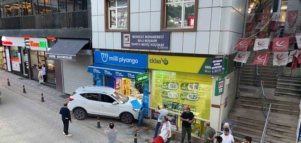 Artvin’de otoparktan çıkan otomobil iş yerinin camına girdi, yaralanma olmadı