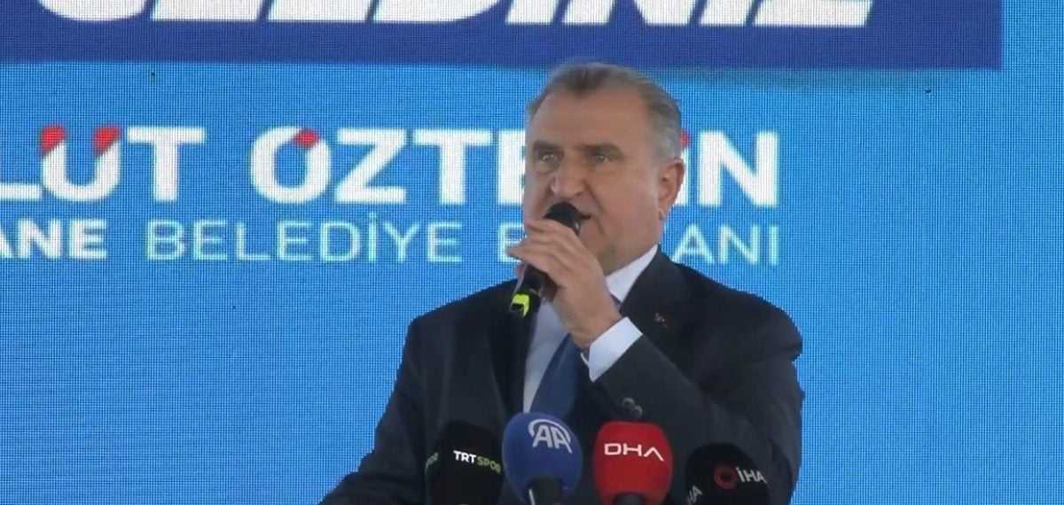 Bakan Bak Kağıthane Yaz Spor Okulları’nda yüzme ve tesis yatırımlarını açıkladı